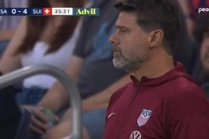 惨案！美国半场36分钟被瑞士吊锤0-4，波切蒂诺场边凌乱不知所措