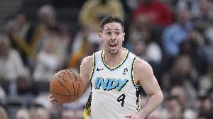 这奇兵太奇了😎麦康纳总决赛替补送出至少5助5断 NBA历史第一人