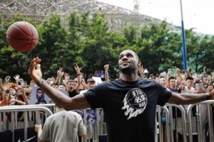 杨毅：采访过的NBA球星詹姆斯架子最大 迟到了1.5小时没任何解释
