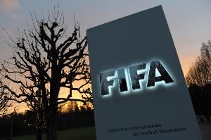 记者：FIFA修订准则，种族歧视罚款上限提至450万镑&FIFA可介入