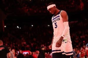 崩盘了！麦克丹尼尔斯13投仅2中拿到5分5板 三分5中1😒