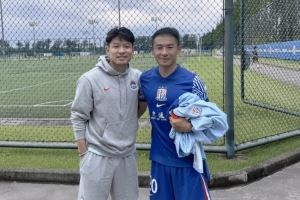 何超社媒晒与于汉超合影：致敬🫡20号