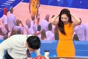 哈利伯顿绝杀后 美娜与柯凡、王仕鹏在演播室抱头、连连尖叫