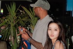 烤肉姐晒与安东尼的合照：谁给我拍这么好看的 摄影师给我加鸡腿