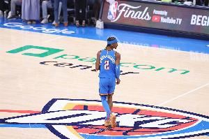 😤亚历山大总决生涯前两战合砍72分 创NBA历史纪录！