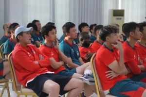 河南俱乐部一线队召开内部会议，加强制度管理与心理建设