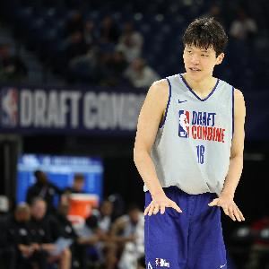 😍青岛记者：杨瀚森今日试训了凯尔特人 将背靠背试训老鹰